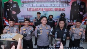Petugas tunjukkan barang bukti miras jenis Arak Bali yang diamankan