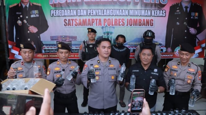 
					Petugas tunjukkan barang bukti miras jenis Arak Bali yang diamankan