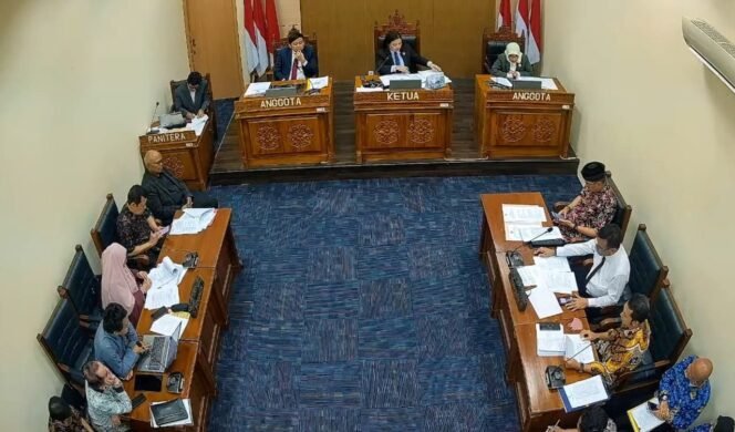 
					Tangkapan layar situasi sidang sengketa informasi terkait ijazah Jokowi di Komisi Informasi Pusat. (YouTube/Komisi Pusat Informasi)