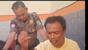 Satpol PP menanyai pria yang ditangkap sumber Fakta.indo
