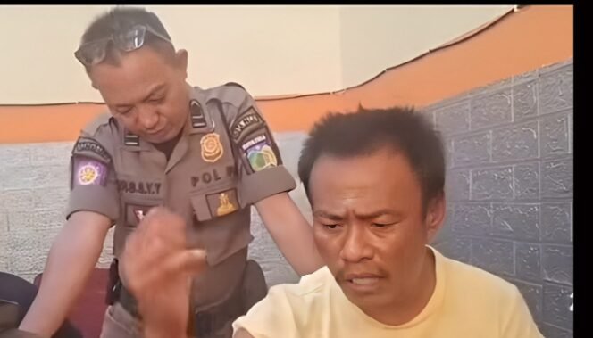
					Satpol PP menanyai pria yang ditangkap sumber Fakta.indo
