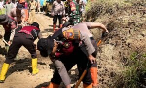 Kondisi longsoran sedang dilakukan perbaikan 