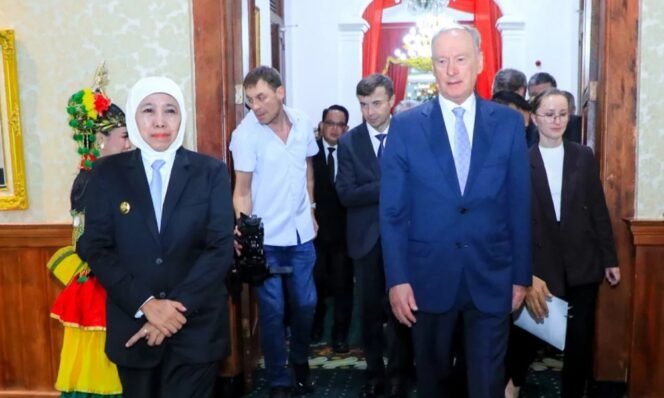 
					Gubernur Khofifah bersama delegasi Rusia 