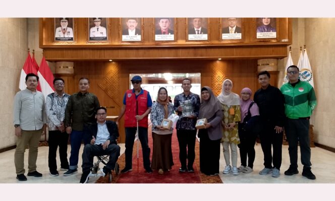 
					Komisi E bersama Klalisi Difabel Jatim 