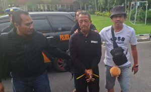 Pelaku pembunuhan saat digelandang petugas