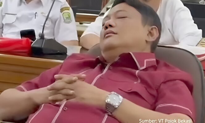 
					Dirut PDAM Bekasi Tidur 