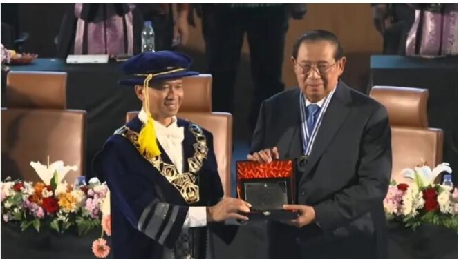 
					Penghargaan Tertinggi 10 November kepada SBY oleh ITS