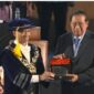 Rektor ITS Prof Bambang Pramujati memberikan penghargaan tertinggi 10 November kepada Presiden keenam Republik Indonesia (RI) Susilo Bambang Yudhoyono (SBY) di Graha ITS, Surabaya, Selasa (11/11/2025). ANTARA/Willi Irawan