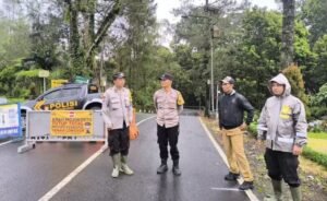 Polisi menutup sementara jalur Batu-Mojokerto via Cangar akibat longsor Pacet, dan mengimbau pengendara menggunakan rute alternatif pada Senin, 24 November 2025.  Polres Mojokerto