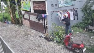 Pelaku saat melakukan aksi pencurian pakaian dalam milik warga di Gresik. (Foto: Tangkapan layar)
