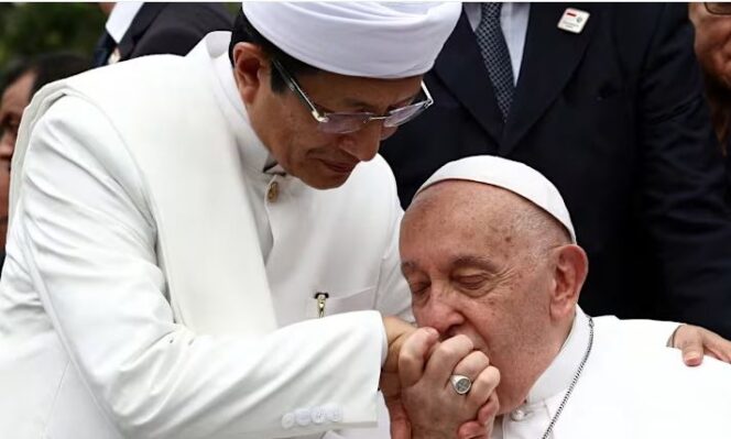 
					Paus Fransiskus menghadiri pertemuan antar agama bersama Imam Besar Nasaruddin Umar di Masjid Istiqlal Jakarta, Indonesia, 5 September 2024. (REUTERS/Guglielmo Mangiapane)