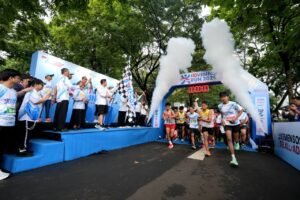 Letkol Teddy Indra Wijaya memimpin pelepasan sekitar 4.000 peserta November Run (foto: https://kemensos.go.id/)