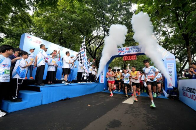 
					Letkol Teddy Indra Wijaya memimpin pelepasan sekitar 4.000 peserta November Run (foto: https://kemensos.go.id/)