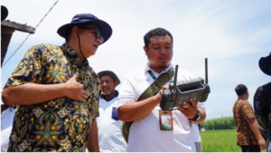 Direktur Utama Petrokimia Gresik, Daconi Khotob (mengenakan topi) menegaskan melalui program Agrosolution 2025, Petrokimia sebagai mitra petani tebu berhasil menaikkan produktivtas rata-rata 33 persen. Foto: Ist