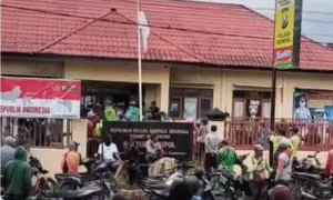 Massa warga desa Kaligedang, kecamatan Ijen, kabupaten Bondowoso melakukan aksi menggerduuk kantor Polsek Ijen, Senin 17 November 2024 pagi. Dalam aksi itu, warga sempat memasak Kapolsek Iptu Suherli serta mengikatnya. Personel TNI dan Polres Bondowo diperbantukan untuk membaskan kapolsek. Foto: Youtube@surya