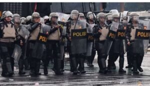 Polisi sedang bertugas