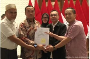 Wakil Kepala DPR RI Sufmi Dasco Ahmad bersama Menteri Sekretaris Negara (Mensesneg) Prasetyo Hadi serta dua guru SMA Negeri 1 Luwu Utara, Sulawesi Selatan, yakni Rasnal dan Abdul Muis di Lanud Halim Perdanakusuma, Jakarta, Kamis (13/11/2025) dini hari.
© Tangkapan layar YouTube Sekretariat Presiden