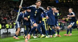 Gelandang timnas Skotlandia Scott McTominay meraih bendera sudut untuk merayakan gol Kenny McLean dalam pertandingan kualifikasi Piala Dunia FIFA 2026 antara Skotlandia dan Denmark di Hampden Park di Glasgow pada 18 November 2025. Skotlandia mencetak dua gol dramatis di masa injury time untuk mengalahkan 10 pemain Denmark 4-2 pada hari Selasa dan mencapai Piala Dunia untuk pertama kalinya sejak 1998.(AFP/ANDY BUCHANAN)