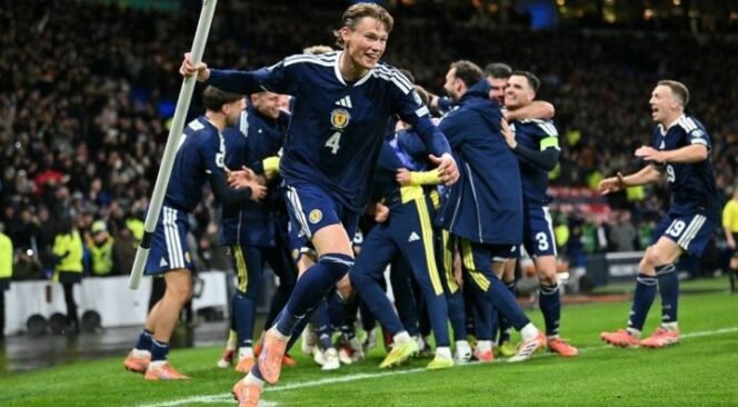 
					Gelandang timnas Skotlandia Scott McTominay meraih bendera sudut untuk merayakan gol Kenny McLean dalam pertandingan kualifikasi Piala Dunia FIFA 2026 antara Skotlandia dan Denmark di Hampden Park di Glasgow pada 18 November 2025. Skotlandia mencetak dua gol dramatis di masa injury time untuk mengalahkan 10 pemain Denmark 4-2 pada hari Selasa dan mencapai Piala Dunia untuk pertama kalinya sejak 1998.(AFP/ANDY BUCHANAN)