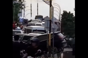 Deretan mobil menggantung di jembetan akibat terseret arus banjir bandang di wilayah Provinsi Songkla, Thailand Selatan. Di wilayah itu sedikitnta 145 korban jiwa akibat banjir bandang. Foto: tangkap layar video Instagram@inilahcom
