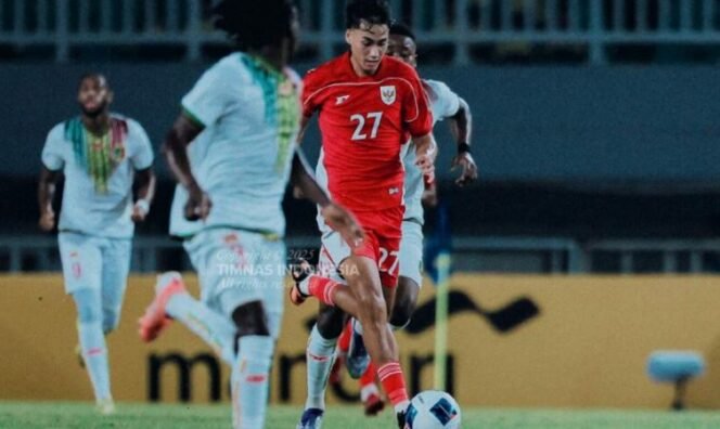 
					Aksi Rafael Struick penggawa Timnas Indonesia U-22 dalam pertandingan lawan Mali di Stadion Pakansari, Bogor pada Sabtu (15/11/2025) malam. Foto: Timnas Indonesia