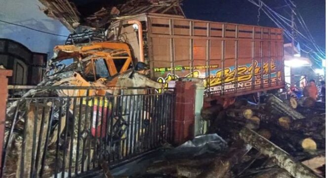 
					Truk rem blong tabrak rumah warga