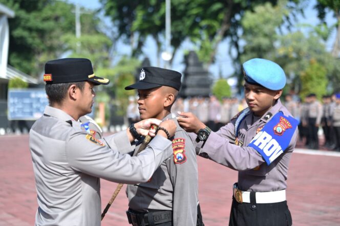 
					Foto:Istimewa
Kapolres menyematkan pita latihan kerja kepada perwakilan siswa dalam Apel Penyambutan dan Pembukaan Latja.