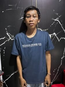 Foto:Istimewa
Pelaku AS saat di Mapolsek Balongpanggang.