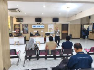 Foto:Istimewa
Baur SIM Aiptu Mardianto W, S.H menyampaikan sosialisasi penelitian SIM dan tarif penerbitan SIM sesuai dengan PNBP di Satpas Gresik.