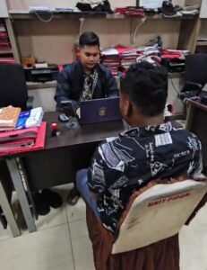 Foto:Istimewa
Pelaku curanmor H saat diperiksa penyidik di Mapolres Gresik.