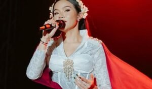 Penyanyi Yura Yunita