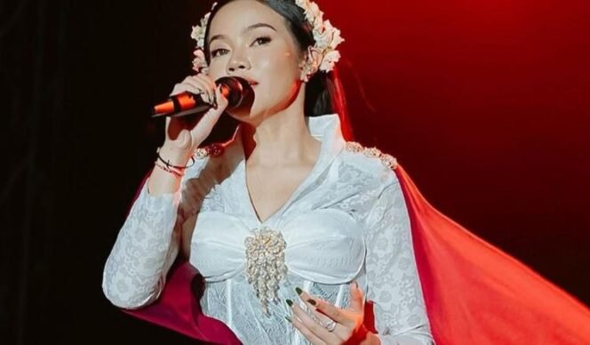 
					Penyanyi Yura Yunita