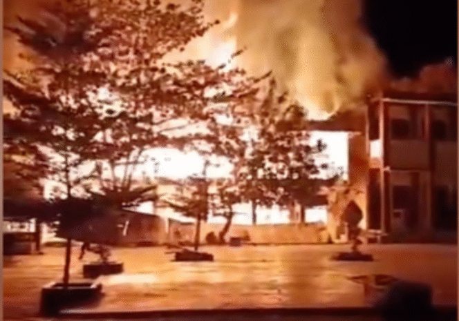 
					Rekaman gambar diambil dari tayangan Antara TV, saat terjadi kebakaran Ponpes Babul Magfirah, tanggal 31 Oktober 2025, dini hari. Akibatnya, pihak ponpes mengalami kerugian Rp 2 miliar. Foto: AntaraTV