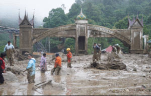 TIm SAR gabungan terdiri SAR nasional dan daerh, TNI, Polri, dan relawan saling bahu membahu memberikan pertolongan dan evakuasi korban banjir bandang di Padang Panjang, Sumatera Barat, 27 November 2025. Foto: antaranews