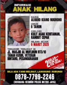 Pasukan medos membantu memasang pengumuman untuk membantu mencari keberadaanm bocah 6 tahun bernama Alvaro Kiano Nugroho, yang sudah 8 bulang hilang belum ditemukan hingga sekarang. Polisi menyatakan kehilangan jeka terhadap keberadaan anak tersebut. Foto: Instagram@arumind8