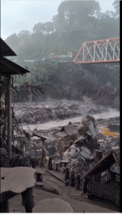 Di bawah jembatan Koboan, tampak seperti bekas kebakara akibat dilewat abu vulkanik dan meterial erupsi Semeri, Kamis 20 November 2025. Foto: Ist