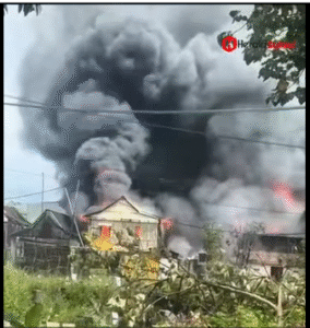 Ibeberapa rumah warga perumahan Beroangin, kampung Sapiria yang dibakar, ketika terjadi perang kampunG melawan Borta, di kecamatan Tallo, kota Makassar, Senin 17 November 2025. Foto: Instagram@heraldsulselbar