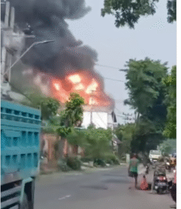 Insiden kebakaran menimpa saebuah bangunan, diantaranya untuk gudang plastik terjadi di Jl, Gatot Subroto, Jombang, Senin sore, 24 November 2025. Dalam insiden ini tidak ada korban luka atau fatal. Instagram@info.jombang