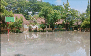 Akibat hujan terus mengguyur Jaombang, Rabu dan kamis, 19-20 November 2025, beberapa wilayah terjadi banjir. Salah satunya berdampak pada lokasi SMPN2 Ploso, air sudah mulai menggenangsi lima kelas di sekolah itu. Foto: istimewa