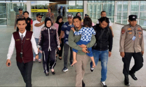 Balita Bilqis sudah tiba di makassar,Minggu 9 November, setelah polisi berhasil mengunkap dan menemukan sidikat penuclik dan penjual bocah ini ke keluarga suku anak dalam, kebupaten Merangin, Jambil, 8 November 2025. Foto: cnn