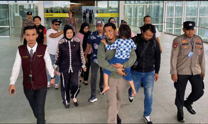 
					Balita Bilqis sudah tiba di makassar,Minggu 9 November, setelah polisi berhasil mengunkap dan menemukan sidikat penuclik dan penjual bocah ini ke keluarga suku anak dalam, kebupaten Merangin, Jambil, 8 November 2025. Foto: cnn