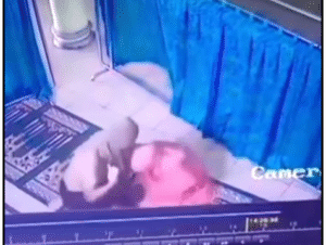 Rekaman CCTV masjid menunjukkan tersangka menutupi kepalanya menggunakan kaos, melakukan tindakan tak senonoh kepada perempuan tetangganya saat melaksanakan salat di masjid jalan Udang, Kelurahan Garuntang, Bumi Waras, kota Bandar Lampung, Jumat, 31 Oktober 2025. Foto: tangkap layar video Instagram@kamerapengawas.id