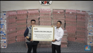 KPK melakukan konferensi pers, Kamis 20 November 2025, barfang bukti berupa uang Rp 300 miliar dari seluruh pengembalian sebesar Rp 833 miliar, kasus kerugian negara Rp 1 triliun dalam kasus hukum PT taspen. Foto: cnbcindonesia.com