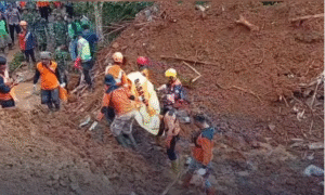 Ratusan tim SAR Gabungan, sejak Kamsi 13 November berjibaku untuk mencari korban tanah longsor yang terjadi di Cilacap. Pada hari Sabtu, 15 November 2025, telah menemukan tiga jasad lagi, dan saat ini masih ada 17 korban belum ditemukan. Foto: Instagram@katadata