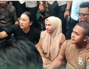 Ketua DPRD Provinsi Sumetara Utara Eri Arryati Sitorus bersama beberapa anggota dewan melakukan aksi duduk di tanah becek, sebagai rekasi solidaritas terhadap warga masyarakat yang melakukan tuntuan agar diperbaiki fasilitas umum. Foto: Instagram@diditalnewscom
