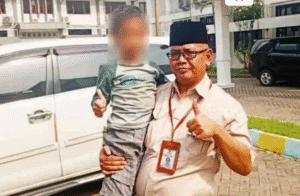 Sungguh dramatis kisah bocah tujuh tahun ini. Oleh ayah kandungnya, bocah ini, dijaminkan utang Rp 25 kepada warga Gresik, sduah berjalana dua tahun. Kini, Dinsos Gresik telah memulangkan dan mengembalikan bocah itu kepada ibu kandungnya warga Tasikmalaya, Jawa Barat. Sementara itu ayah kandungnya sudah menikah lagi. Foto: Dok. Dinsos Gresik