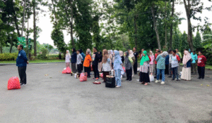 DLH Pemkab Jombang selalu melibatkan warga masyaraskat dalam menjaga lingkusan bersih,di antara melalui Bank Sampah, sehingga sampah bisa diubah menjadi pendapatan. Foto: Jombangkab.go.id