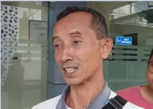 Eko Prayitno, guru SMPN 1 Trenggalek, melapor ke polres, setelah dipukul dan diancam keluarga siswi yang ponselnya, Jumat 31 Oktober 2025. Foto: kabartrenggalek.com