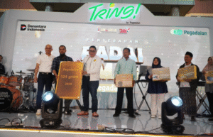 Pemimpin Wilayah PT Pegadaian Kanwil XII Surabaya, Beni Martina Maulan,meneyrahkan hadiah kepada para pemenang acara Festival Tring, agar masyarakat mulai terbiasan menggunakan aplikasi Pegadaian dalam bertransaksi. Foto: PT Pegadaian
