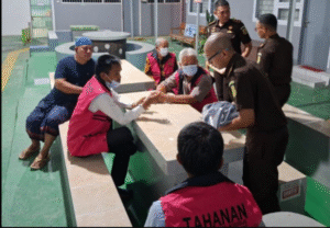 Kejaksaan Negeri Erekang, Sulawesi Selatan, menetapkan tersangka dan menahan empat pengurus BAZNA Pemkab Erenakgn, periode 2021-2024, pada hari Kamis, 27 November 2025. Foto: Kejaksaan Enrekang